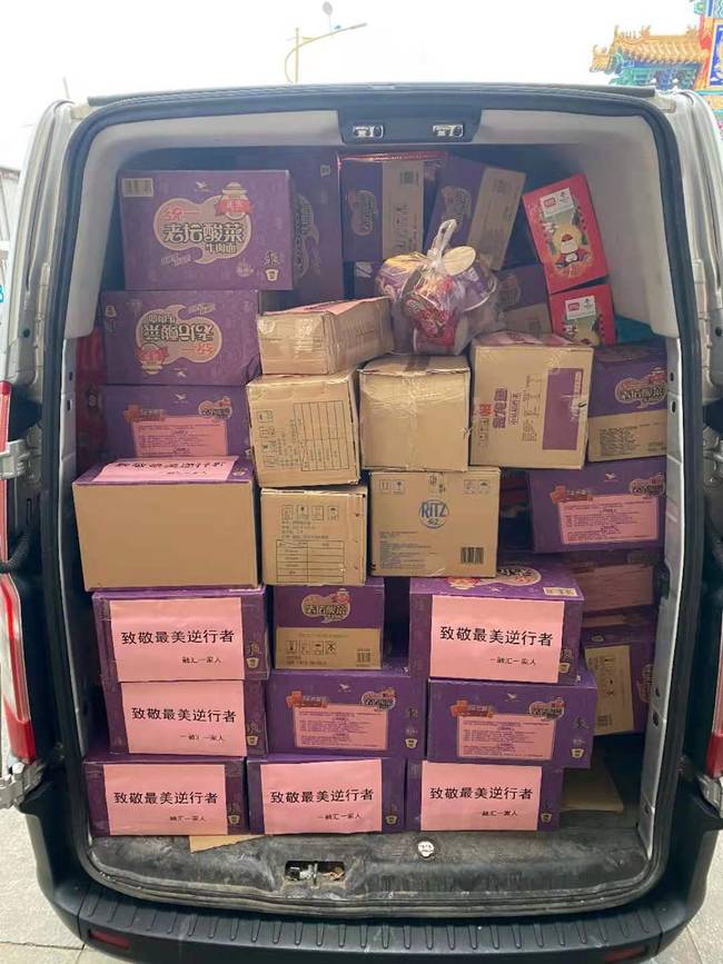 大兴融汇社区居民给“大白”送爱心物资，，，，，，，双方隔空加油让人泪目